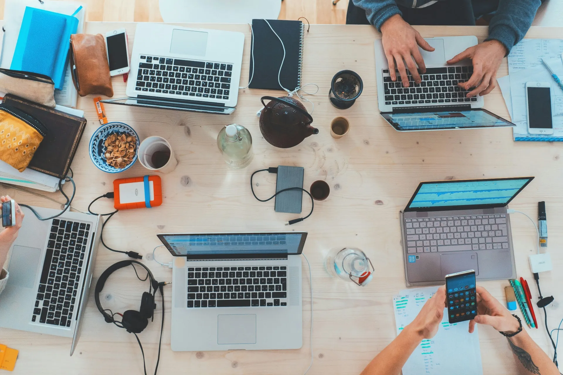 Team al lavoro su strategie di marketing